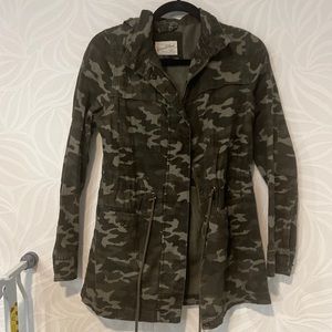 Universal Thread Women Size XS Camo Green Canvas Jacket Drawstring Waist